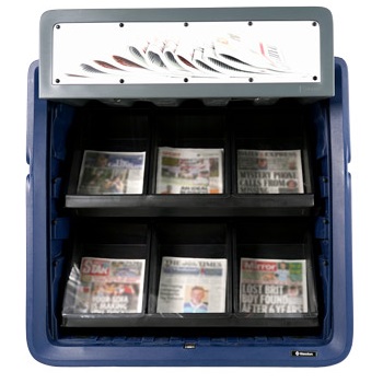 Vista frontal de un Expositor comercial Nova™ con periódicos en las estanterías